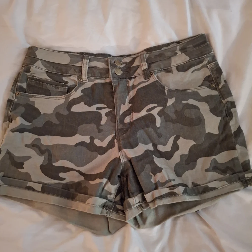 Royalty Collection Green and Brown Camo Cargo Shorts Durable Design - Picture 3 of 6